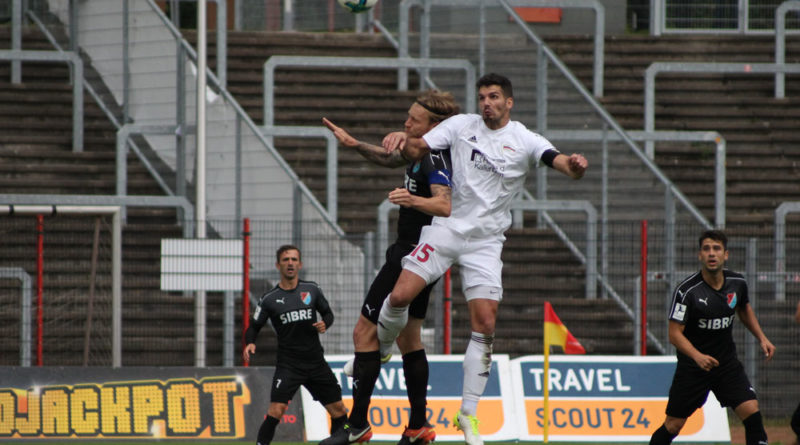 Rouven Weber im Kopfballduell mit Nico Herzig (Foto: Hell)