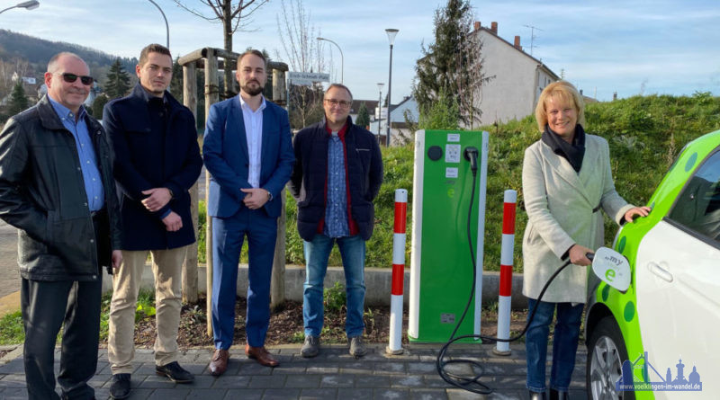 v.l.n.r.: Werner Bohrer, Geschäftsführer der Stadtwerke Völklingen Vertrieb GmbH, Sascha Bös, Projektleiter Elektromobilität der Stadtwerke Völklingen Netz GmbH, Julian Wollscheidt, Geschäftsführer der Stadtwerke Völklingen Holding GmbH, Dirk Müller, Planung und Sonderaufgaben der Stadtwerke Völklingen Netz GmbH und Oberbürgermeisterin der Stadt Völklingen Christiane Blatt (Foto: Stadtwerke)