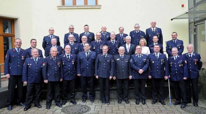 Oberbürgermeister Klaus Lorig zeichnet langjährige Mitglieder der Freiwilligen Feuerwehr aus