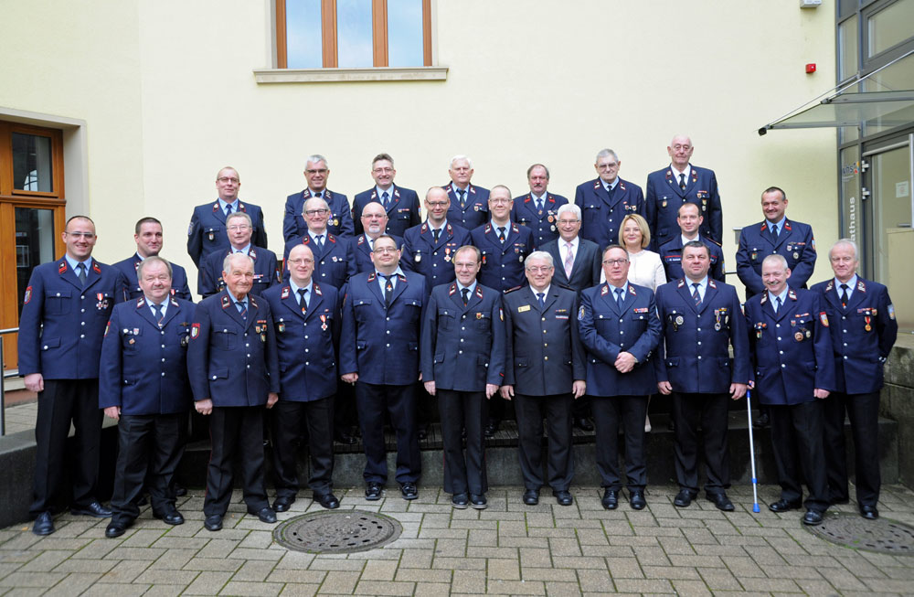 Oberbürgermeister Klaus Lorig zeichnet langjährige Mitglieder der Freiwilligen Feuerwehr aus