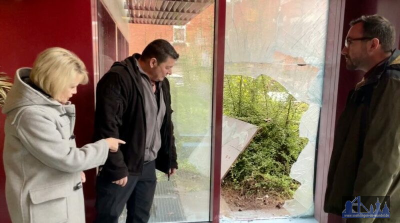 Foto (Stadt Völklingen): Völklingens Oberbürgermeisterin Christiane Blatt verschaffte sich einen Überblick über die Folgen des Einbruchs in das Stadtbad.