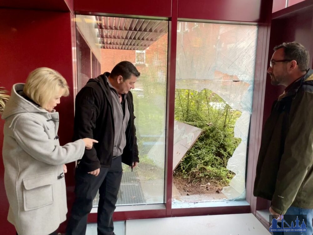Foto (Stadt Völklingen): Völklingens Oberbürgermeisterin Christiane Blatt verschaffte sich einen Überblick über die Folgen des Einbruchs in das Stadtbad.