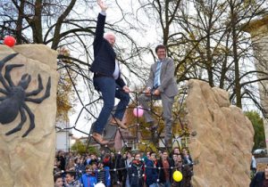 Sportlich: Schulleiter Wolfgang Pfaff und Regionalverbandsdirektor Peter Gillo (Foto: Regionalverband)