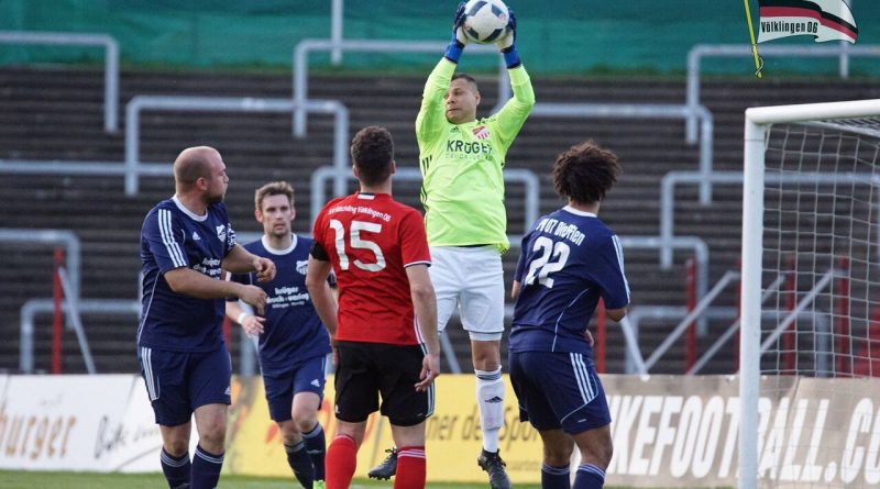 Enver Marina hält den Ball vor Rouven Weber (Foto: SV Röchling Völklingen)