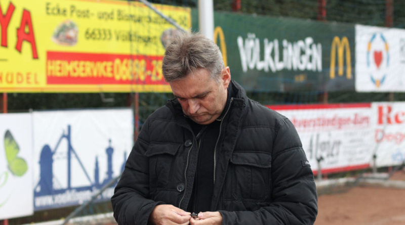 Röchling Coach Günter Erhardt grübelt: „Wir können die Spiele ausgeglichen gestalten, aber machen das Tor nicht!" (Foto: Hell)