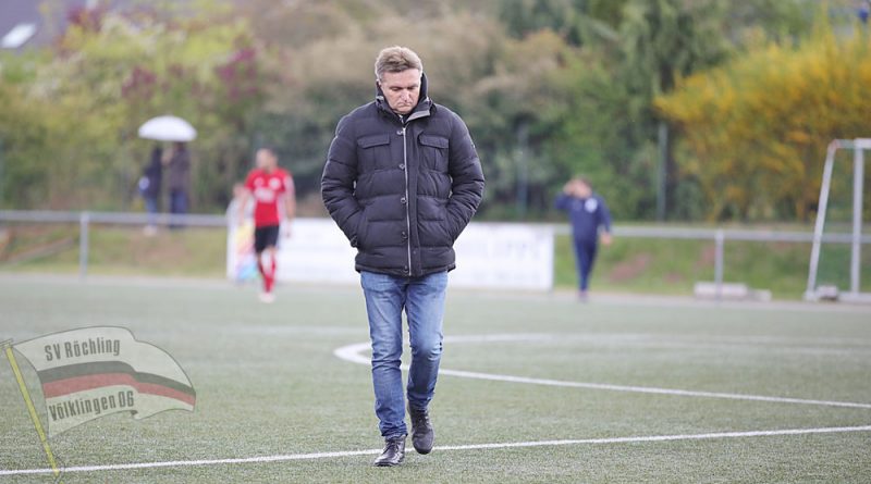 Röchling-Trainer Günther Erhardt war nach dem Spiel bedient (Foto: Steven Mohr | SV Röchling Völklingen)