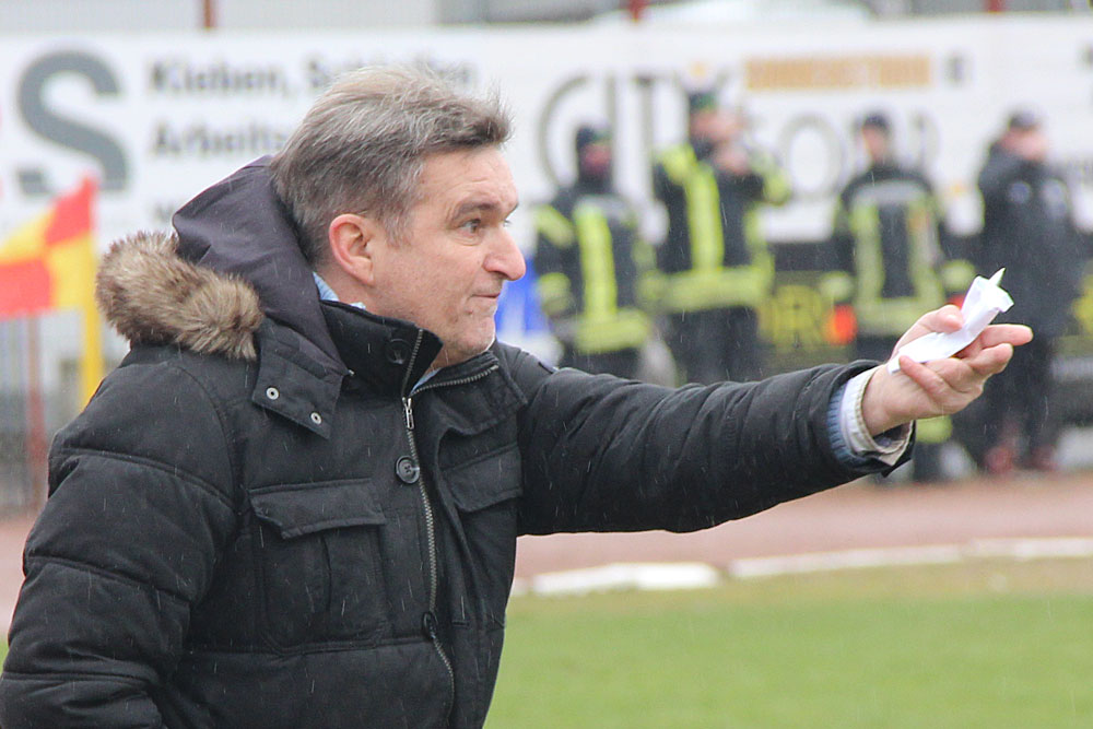Günter Erhardt peitscht sein Team nach Vorn (Foto: Hell)