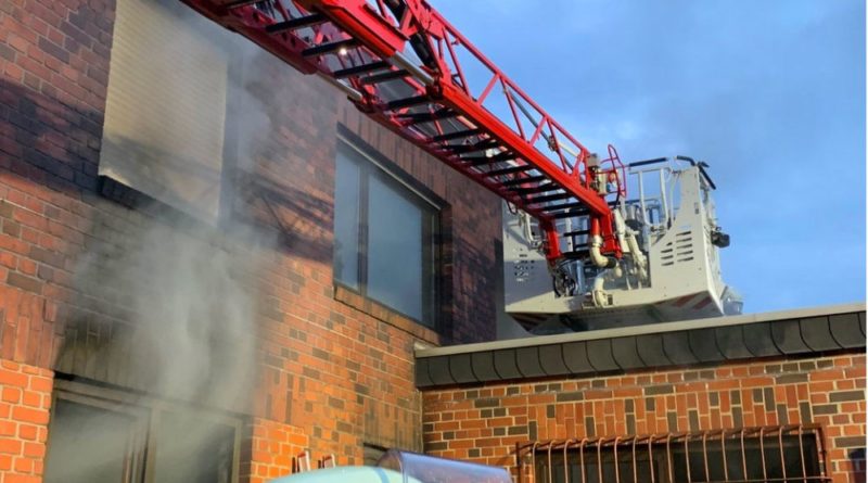 Die Feuerwehr wurde wegen unklarer Rauchentwicklung am Bahnhof Luisenthal alarmiert. Dort konnte festgestellt werden, dass es sich um einen Brand auf dem ehemaligen Grubengelände handelte. Vor Ort konnte dort ein Brand im Erdgeschoss eines leerstehenden Hauses entdeckt werden. 2 Trupps unter schwerem Atemschutz führten die Brandbekämpfung mit C-Rohren durch. Das 1. Obergeschoss des Gebäudes wurde nach Personen durchsucht. Nachdem Belüftungsmaßnahmen und Ablöschen von Glutnestern durchgeführt waren, wurde die Einsatzstelle an den Eigentümer übergeben. (Foto:FFW)