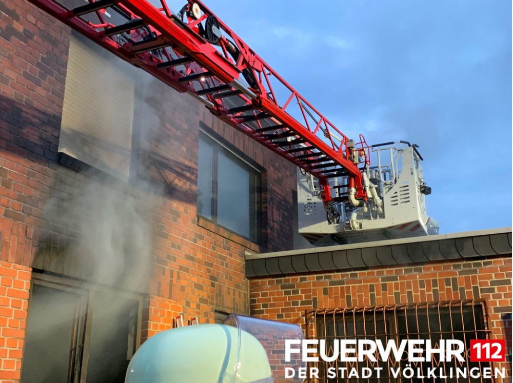 Die Feuerwehr wurde wegen unklarer Rauchentwicklung am Bahnhof Luisenthal alarmiert. Dort konnte festgestellt werden, dass es sich um einen Brand auf dem ehemaligen Grubengelände handelte. Vor Ort konnte dort ein Brand im Erdgeschoss eines leerstehenden Hauses entdeckt werden. 2 Trupps unter schwerem Atemschutz führten die Brandbekämpfung mit C-Rohren durch. Das 1. Obergeschoss des Gebäudes wurde nach Personen durchsucht. Nachdem Belüftungsmaßnahmen und Ablöschen von Glutnestern durchgeführt waren, wurde die Einsatzstelle an den Eigentümer übergeben. (Foto:FFW)