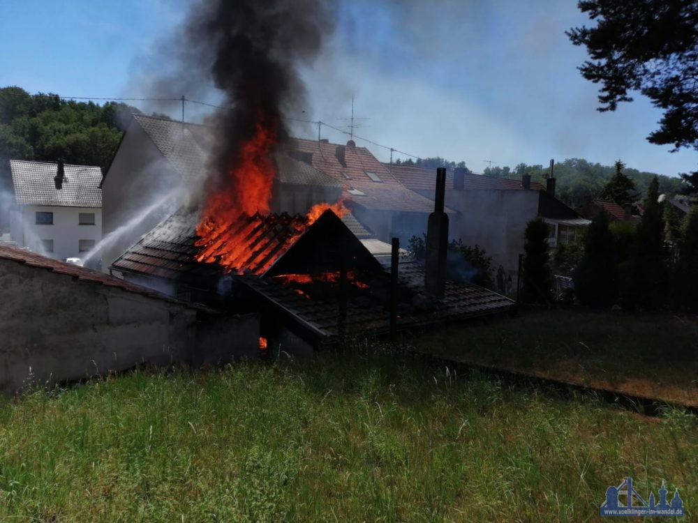 Die Feuerwehr wurde zu einem Brand eines Holzgebäudes, welches als Lagerstätte genutzt wird, alarmiert. Bei Ankunft der ersten Kräfte stand das Gebäude bereits in Vollbrand und drohte auf weitere, teils angebaute Gebäude, sich auszubreiten. Es wurde umgehend mit mehreren Trupps unter PA eine Riegelstellung zu den angrenzenden Gebäuden errichtet und von einem weiteren Trupp ein Frontalangriff durchgeführt, so dass diese gehalten werden konnten. Im weiteren Verlauf wurde ein Löschangriff mittels Mittelschaum aufgebaut und der Brand entsprechend abgelöscht. Nach dem Schaumangriff wurde der gesamte Bereich mittels Wärmebildkamera auf noch bestehende Glutnester kontrolliert und diese gezielt abgelöscht. Anschließend wurde die Einsatstelle an die Polizei und den Eigentümer übergeben. (Foto und Beschreibung: Feuerwehr Völklingen)