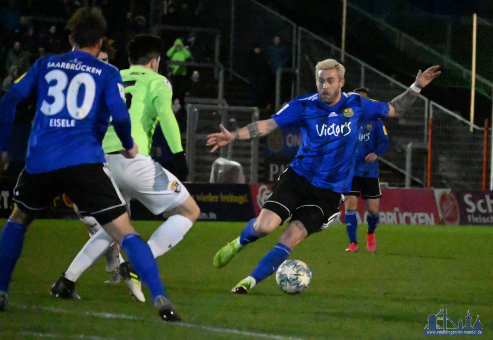 Der 1. FC Saarbrücken konnte sich auch im zweiten Spiel der Rest-Rückrunde drei Punkte sichern. Im Heimspiel gegen die TSG Balingen siegten die Blau-Schwarzen mit 3:0. Der erste Durchgang bot einige Chancen, doch erst kurz vor dem Pausenpfiff zappelte auch das Netz. Markus Mendler zirkelte einen Freistoß aus rund 20 Metern perfekt in den Giebel. Nach Wiederanpfiff sorgten dann Fabian Eisele und Timm Golley, Kianz Froese hatte herrlich durchgesteckt, mit einem Doppelschlag für die Entscheidung. Kurz vor Schluss legte Golley nach einer Ecke noch für Anthony Barylla vor, der den 4:0-Endstand markierte. Da die SV Elversberg beim Bahlinger SC mit einem torlosen Remis vom Platz ging und der TSV Steinbach erst am Dienstag auf Ulm trifft, konnte der Vorsprung an der Spitze ausgebaut werden. Elversberg rangiert sechs Punkte hinter dem FCS, Steinbach zehn, hat aber aktuell zwei Partien weniger absolviert. (Foto: Andreas Lang/Text FCS)