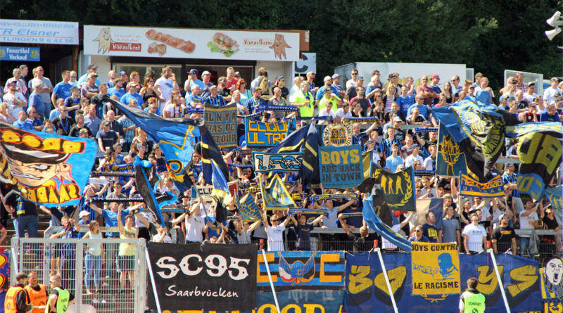 FCS-Fahnen im Fan-Block (Foto: Hell)