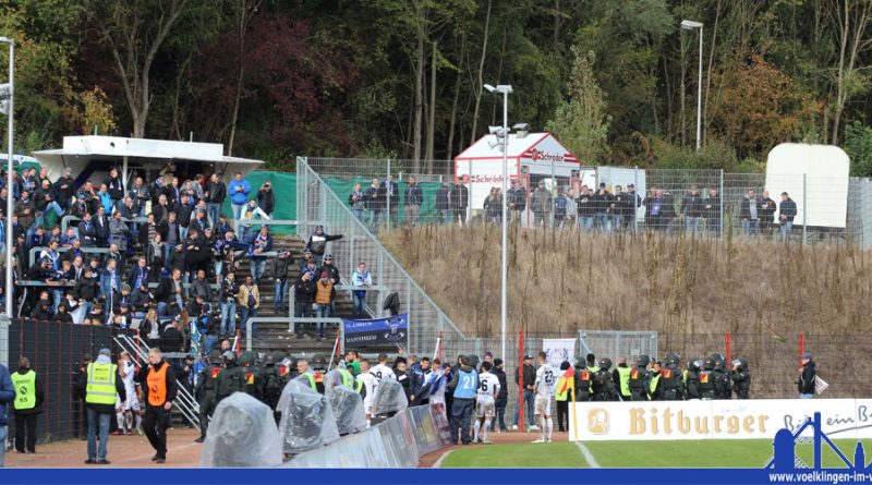 Einige enttäuschte Mannheimer Fans testeten nach dem Spiel eines der Sicherheitstore - doch die Polizei hatte die Lage stehts im Griff (Foto: Hell)