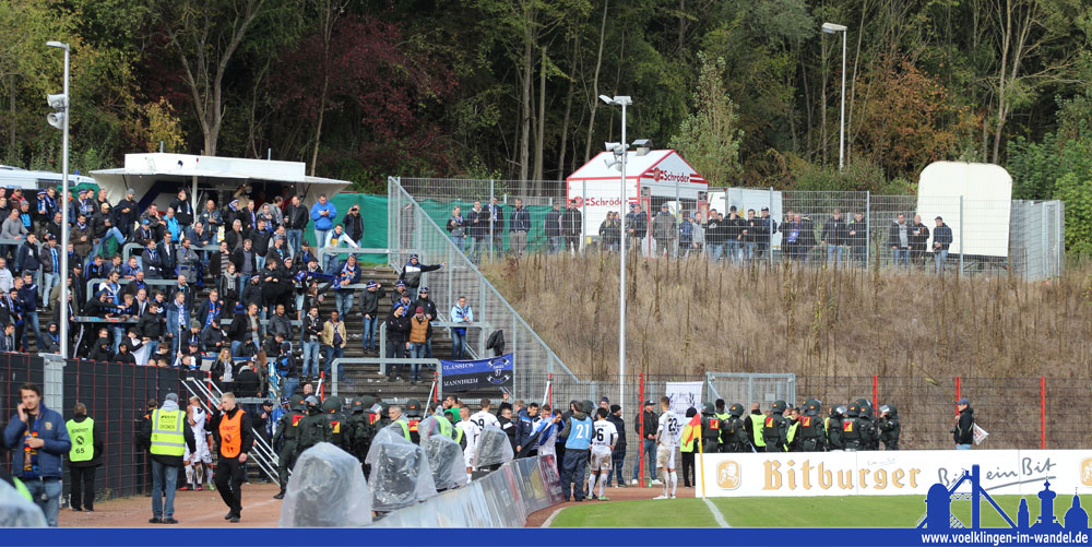 Einige enttäuschte Mannheimer Fans testeten nach dem Spiel eines der Sicherheitstore - doch die Polizei hatte die Lage stehts im Griff (Foto: Hell)