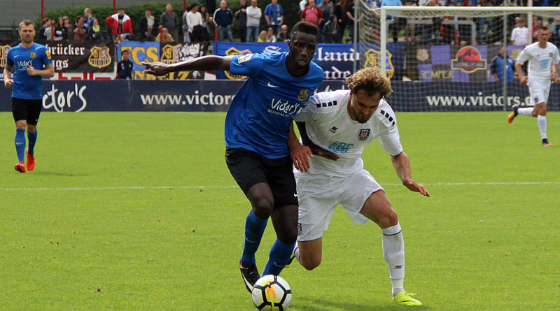 Der 1. FC Saarbrücken hatte die Gäste aus Frankfurt jeder Zeit im Griff, hier setzt sich Alexandre Mendy gegen Frankfurts Robert Schick durch (Foto: Hell)