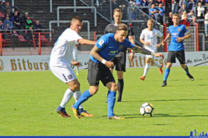 Man könnte Patrick Schmidt auch "die Zunge" nennen - beim Dribbling hat er sie immer draußen! - hier im Duell mit Mateo Andacic (Foto: Hell)