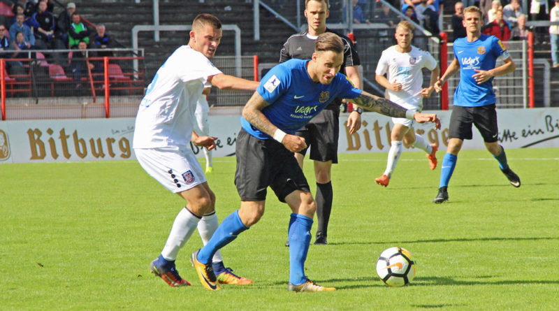 Man könnte Patrick Schmidt auch "die Zunge" nennen - beim Dribbling hat er sie immer draußen! - hier im Duell mit Mateo Andacic (Foto: Hell)