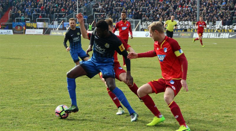 Alexandre Mendy am Ball (Foto: Hell)