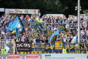 3013 Zuschauer sahen in der ersten Hälfte einen überlegenen 1. FC Saarbrücken (Foto: Hell)