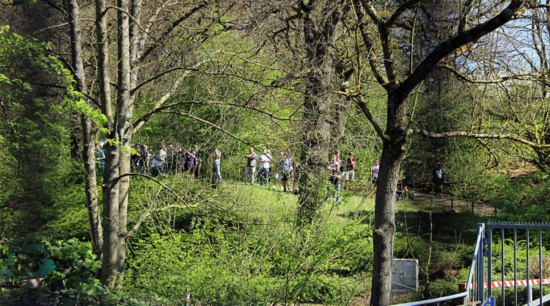 Rund um das Stadion waren FCS-Fans verteilt: Aus allen Richtungen konnte man den Torjubel hören (Foto: Hell)