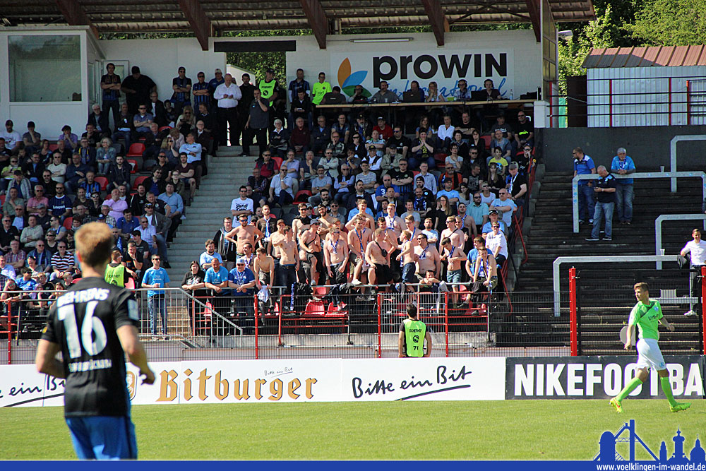 Die mitgereisten Gästefans feierten ihr Team, was die Sitzreihen hinter ihnen nicht unbedingt freute (Foto: Hell)