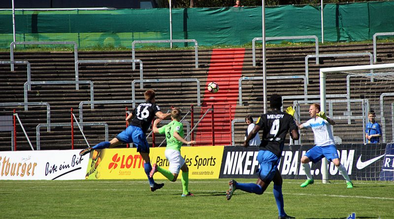 Behrens schraubte sich hoch und markierte das 1:1 (33.) (Foto: Hell)
