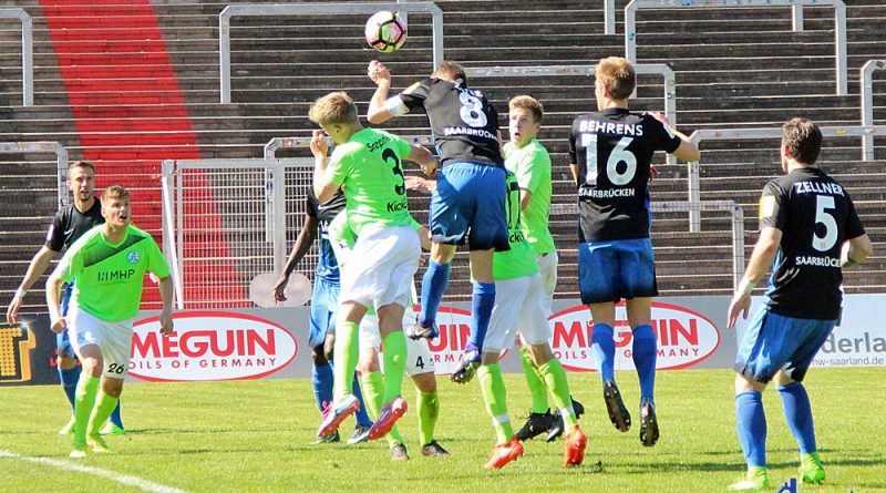 Manuel Zeitz sprang am höchsten und köpfte zum 3:1 Endstand ein (Foto: Hell)