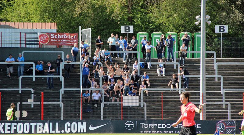 Die inzwischen ausquartierten Gästefans waren derweil bedient (Foto: Hell)