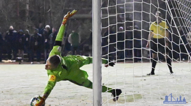 Der dritte Karlsruher Schütze Serie der Treffer: Pisot zielte nach rechts unten, Batz fische den Ball raus. (Foto: Andreas Lang)