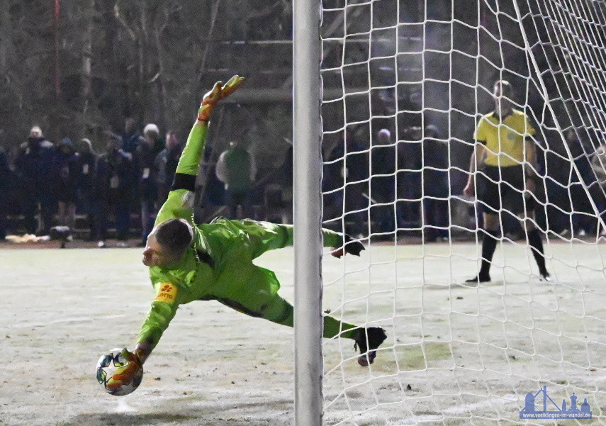 Der dritte Karlsruher Schütze Serie der Treffer: Pisot zielte nach rechts unten, Batz fische den Ball raus. (Foto: Andreas Lang)