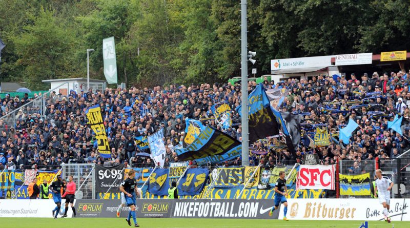 Auch während dem Spiel wehten die Fanen und es schallte Fangesang durch das Stadion (Foto: Hell)