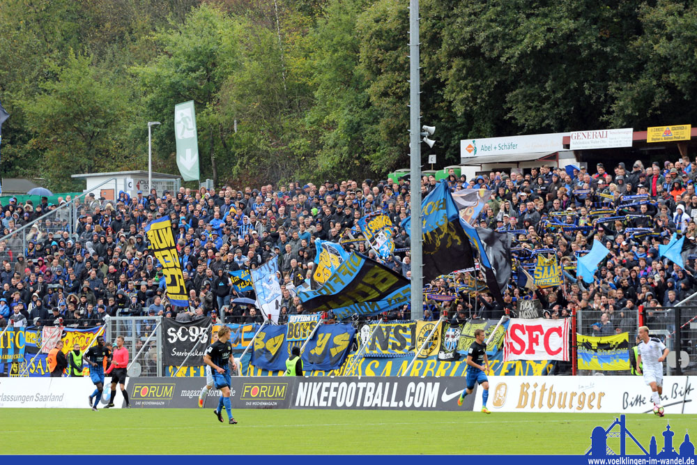 Auch während dem Spiel wehten die Fanen und es schallte Fangesang durch das Stadion (Foto: Hell)