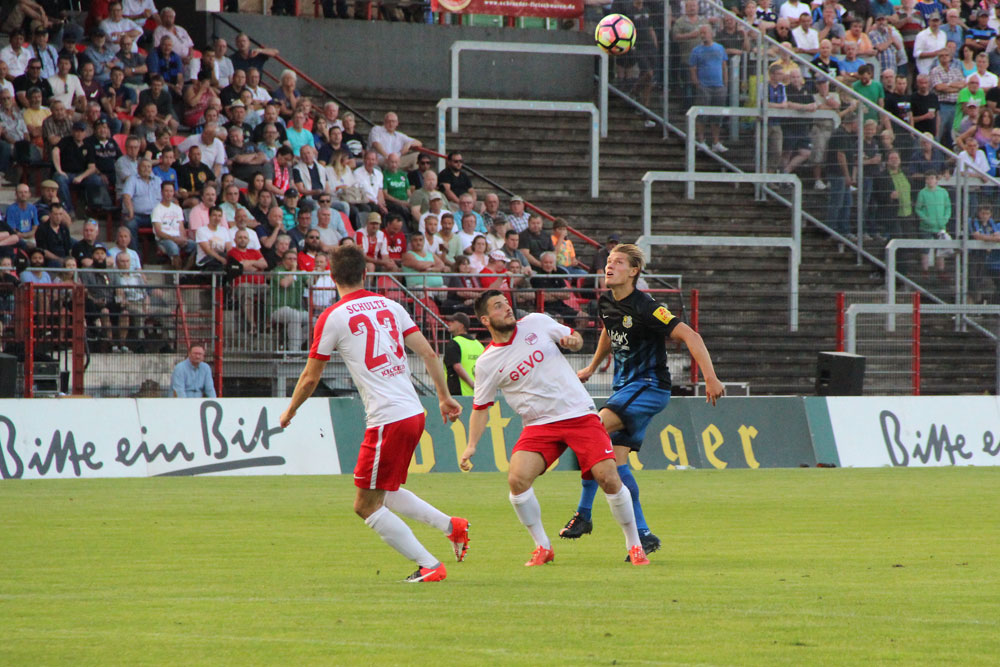 Kevin Behrens (rechts): Erst am Morgen ist klar, dass er spielen kann - am Abend trifft er zum 1:1 und ist der wohl stärkste Saarbrücker auf dem Feld (Foto: Hell)