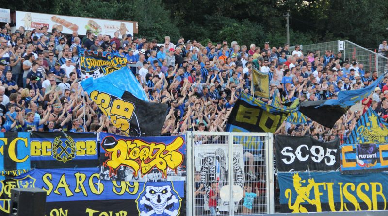 Mehr als 4000 Zuschauer kamen am Mittwoch nach Völklingen um den 1.FC Saarbrücken und Offenbach im Duell zu erleben (Foto: Hell)