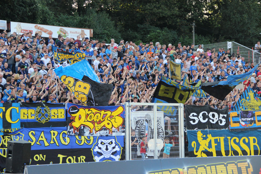 Mehr als 4000 Zuschauer kamen am Mittwoch nach Völklingen um den 1.FC Saarbrücken und Offenbach im Duell zu erleben (Foto: Hell)