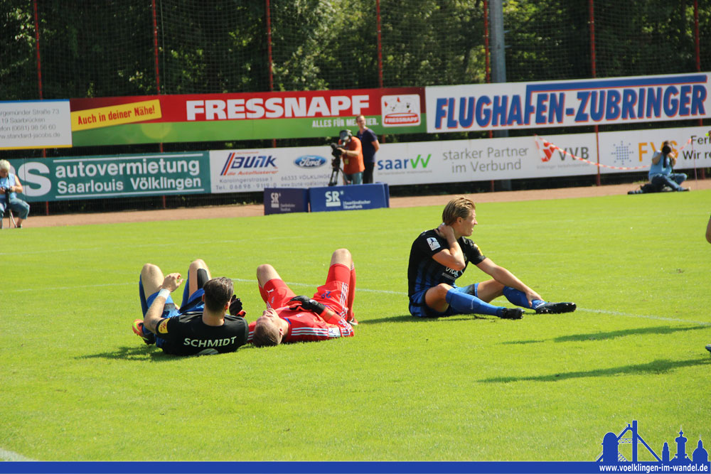 Das tat weh: Nach einem Zusammenprall zwischen Behrens, Schmidt und Gästetorwart Kläs musste der Keeper behandelt werden. (Foto: Hell)