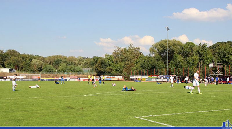 Wärhend die Gäste mit dem Punkt zufrieden sein können, fühlen sich die Spieler des 1. FC Saarbrücken als die Verlierer (Foto: Hell)