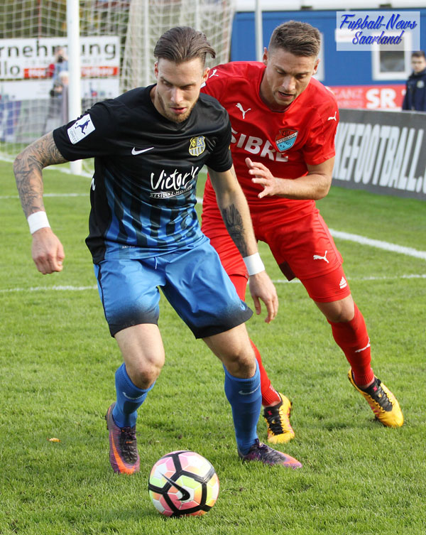 Schon wieder hat er getroffen: Patrick Schmidt im Duell (Foto: Mohr/Fußball-News Saarland)