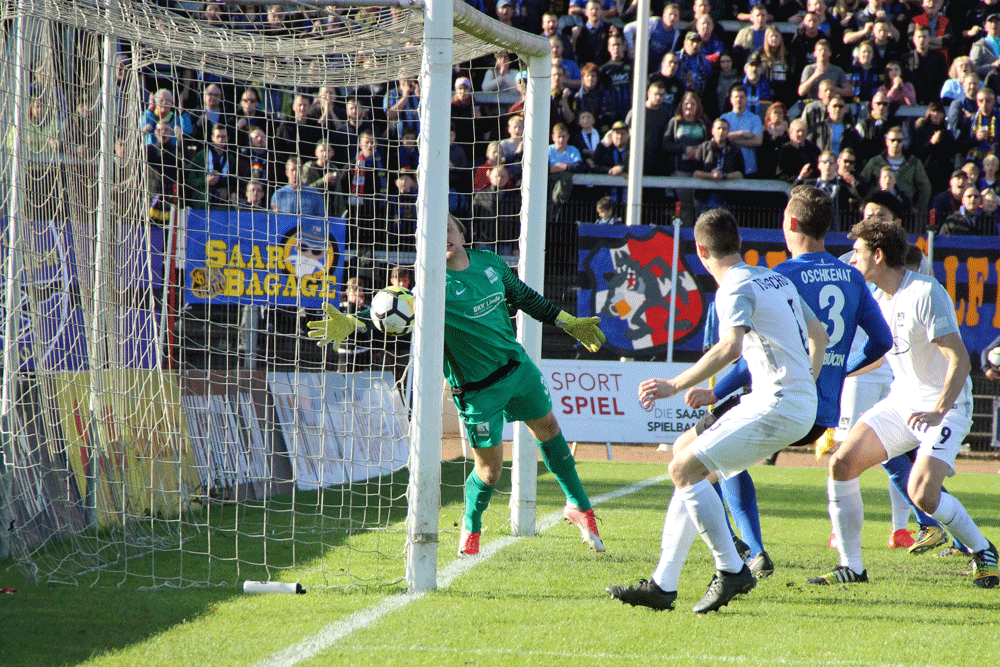 Der Keeper klärt erst hinter der Linie (Fotos/Animation: Hell)