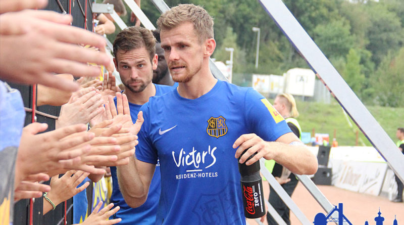 Nach dem Sieg klatscht der gebürtige Völklinger Manuel Zeitz mit den Fans ab (Foto: Hell)