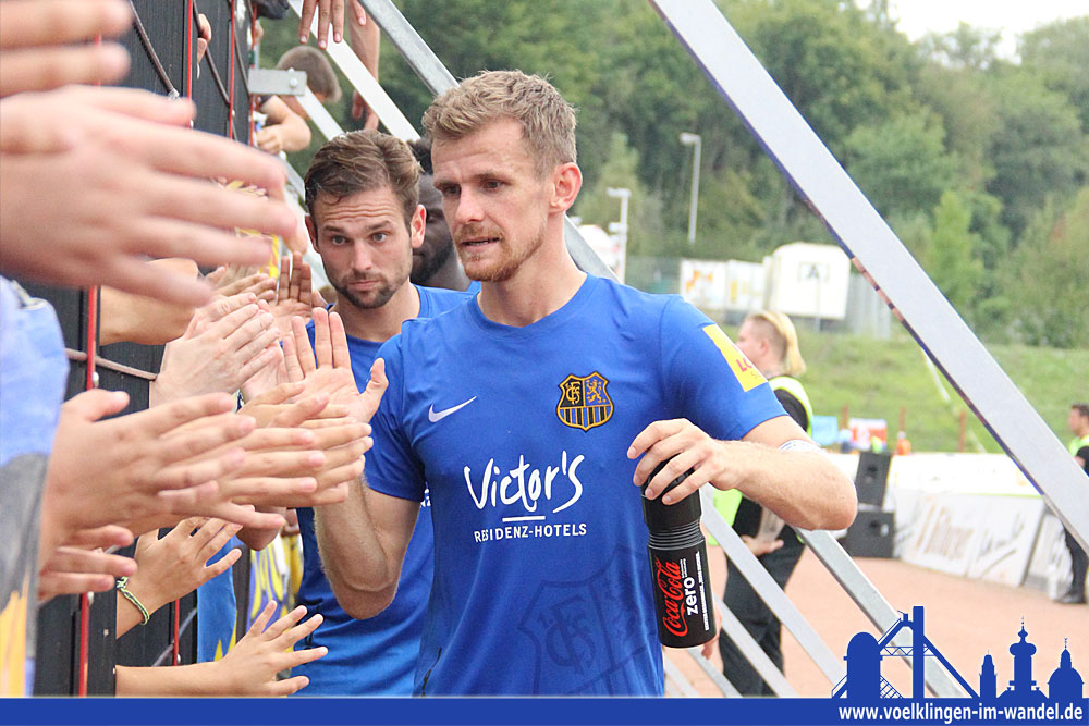 Nach dem Sieg klatscht der gebürtige Völklinger Manuel Zeitz mit den Fans ab (Foto: Hell)