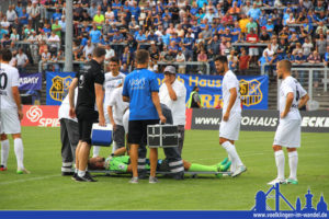 Nachdem Behrens Ortangs Schulter mit em Fuß traf, blieb der Keeper mit schmerzen liegen. FCS-Mannschaftsarzt Dr. Steimer half bei der Erstversorgung des Stuttgarters (Foto: Hell)