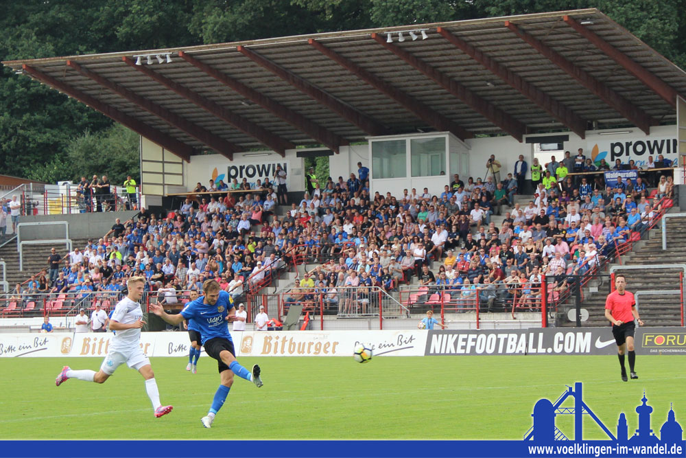 Holzhammer: Marco Holz ballert den FCS zum 1:0 (Foto: Hell)