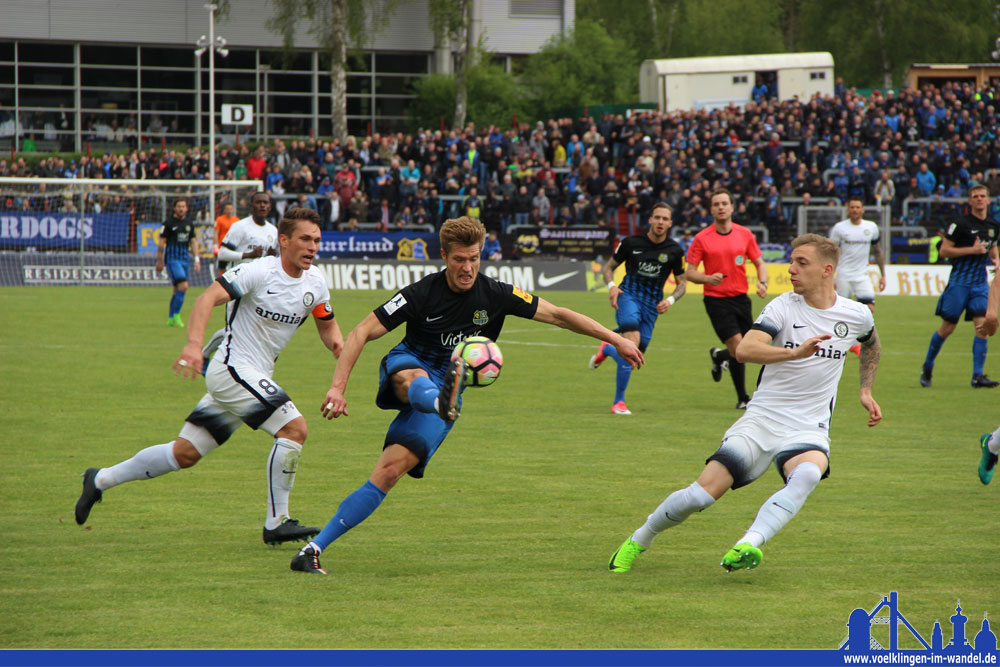 Kevin Behrens setzt sich gegen zwei Gegenspieler durch (Foto: Hell)