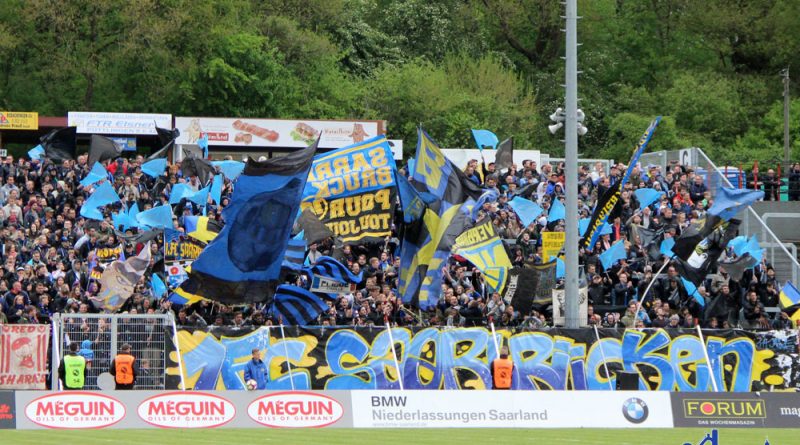 Die FCS-Fans zeigten ihre Fahnen: Tolle Stimmung auf den Tribünen! (Foto: Hell)