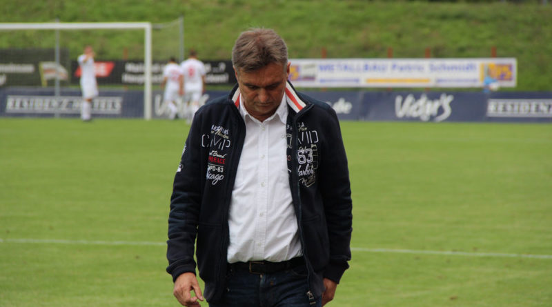 Günther Erhardt ist offensichtlich nicht zufrieden....