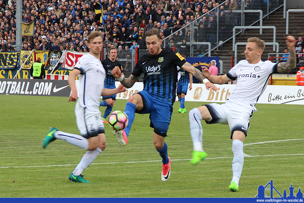 Patrick Schmidt erobert den Ball, sein Abschlussversuch ist die Vorlage zum 1:0 durch Mendler (Foto: Hell)