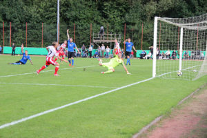 Der Ball ist noch nicht im Netz, da reklamieren die Blau-Schwarzen schon.....