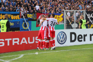 ...doch der Treffer wird vom Offiziellen gegeben: 1:2 für Union (Fotos: Hell)