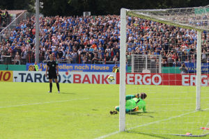 ...scheitert aber am bärenstarken Union-Keeper Schönwendtner (Fotos: Hell)